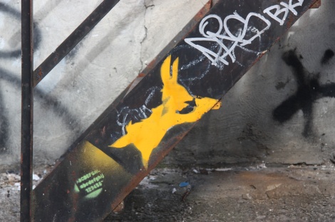 unidentified artist in alley between St-Laurent and Clark