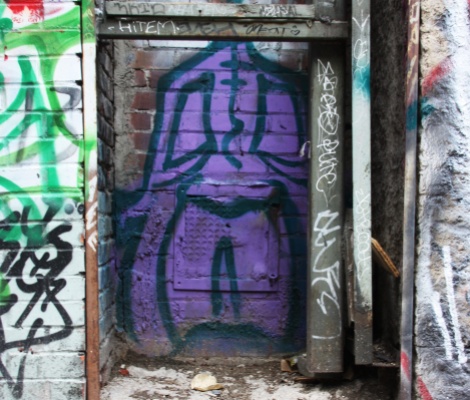 unidentified artist in the alley between St-Laurent and Clark
