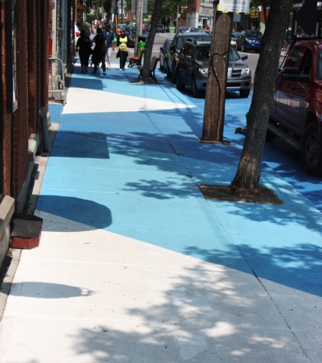 painted sidewalks on de Castelnau