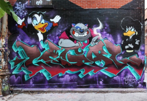 Legal (letters) and Jmoe (characters) in the alley between St-Laurent and Clark